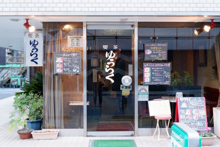 正面入口に貼り出された豊富なメニュー。