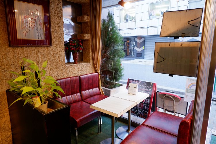 壁や照明など昭和のレトロさを随所に残す。