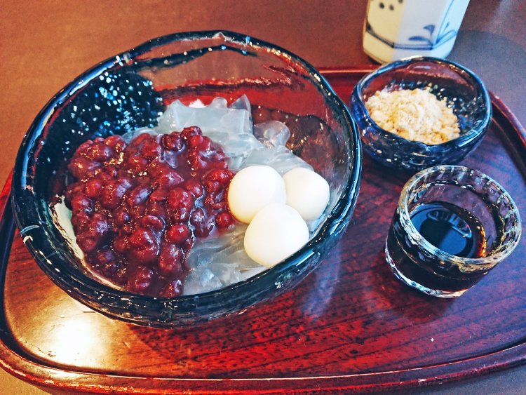 葛きりつむぎ1100円（提供時間13:00～17:30）。北海道産の大納言小豆、丹波の黒豆のきな粉を使用。材料にこだわった自慢の品がすべて詰まっている。