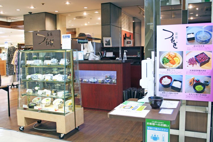 メニューサンプルが置かれたちょっと懐かしい感じのする店構え。