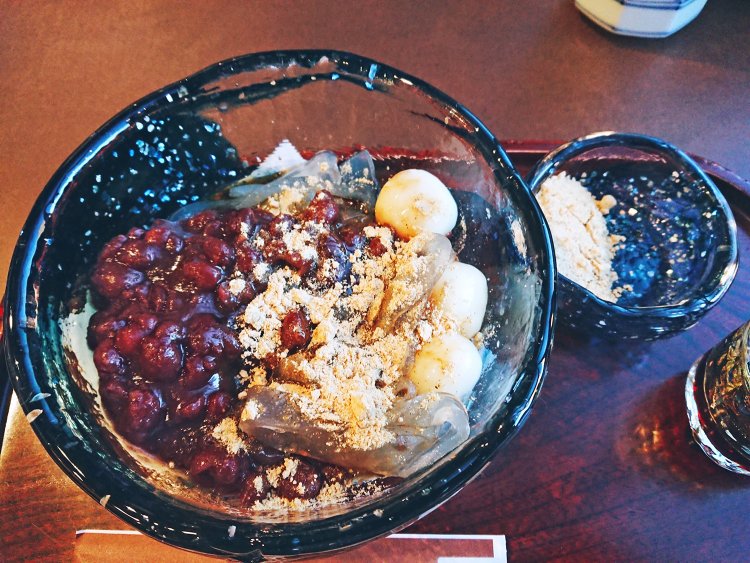 北海道産の大納言小豆、丹波の黒豆のきな粉を使用。白玉は水ではなく、絹豆腐で練って作る。材料にこだわったすべて手作りの『茶房つむぎ』自慢の品がすべて詰まっている。