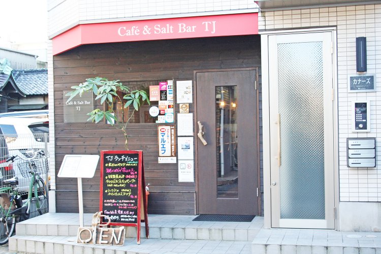 店先には流木で作られた「OPEN」の看板。入り口扉の取っ手も流木でおしゃれ。