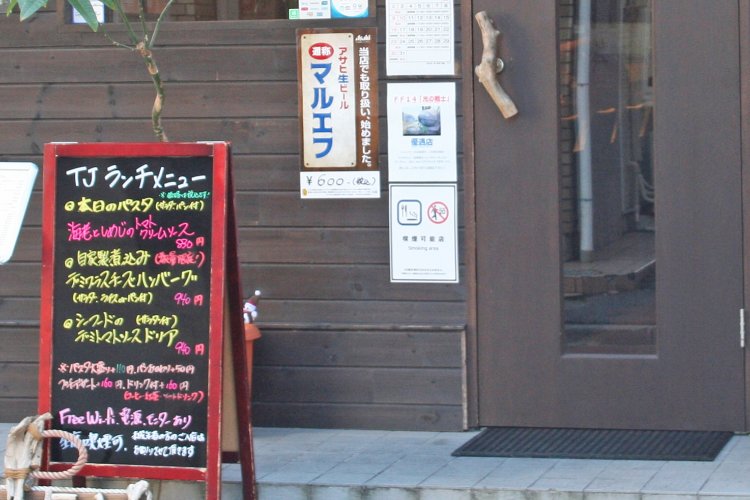 入り口には「喫煙可能店」の標識。法令により20歳未満は入店できない。