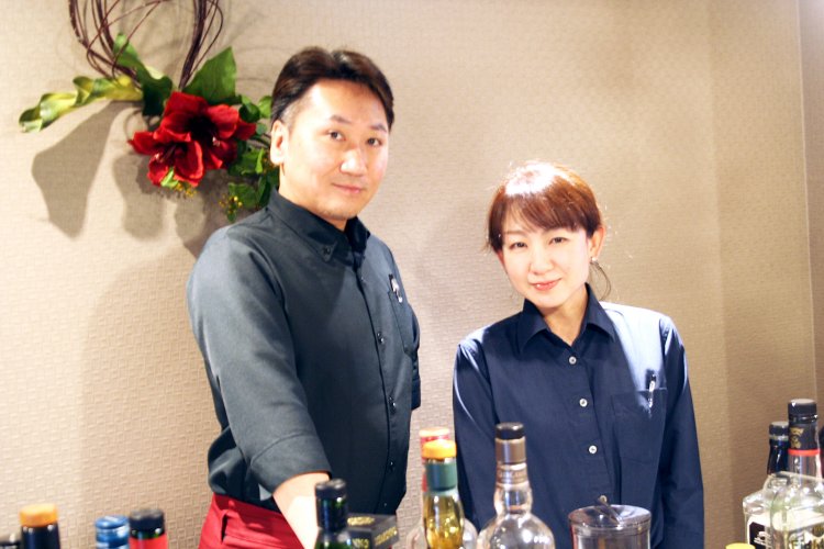 ランチタイムの調理担当は勝也さん、カフェ担当は直子さん。ランチでは自家製煮込みハンバーグが人気。バータイムは直子さんがつまみ、勝也さんがお酒を担当。バータイムでもコーヒーは直子さんが淹れてくれる。