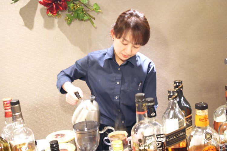 コーヒーは一杯ずつハンドドリップで。ストレートコーヒーは各550円。