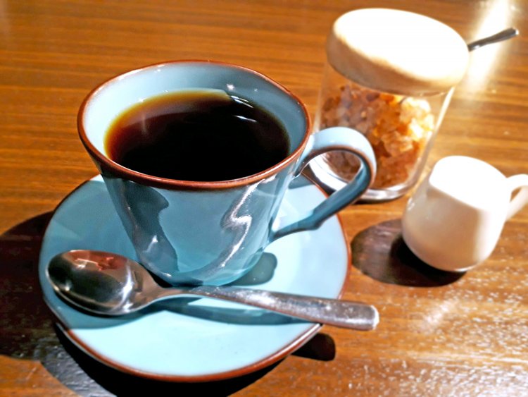 ブレンドコーヒー500円。メイプルシュガーがさらに香りを引き立てる。