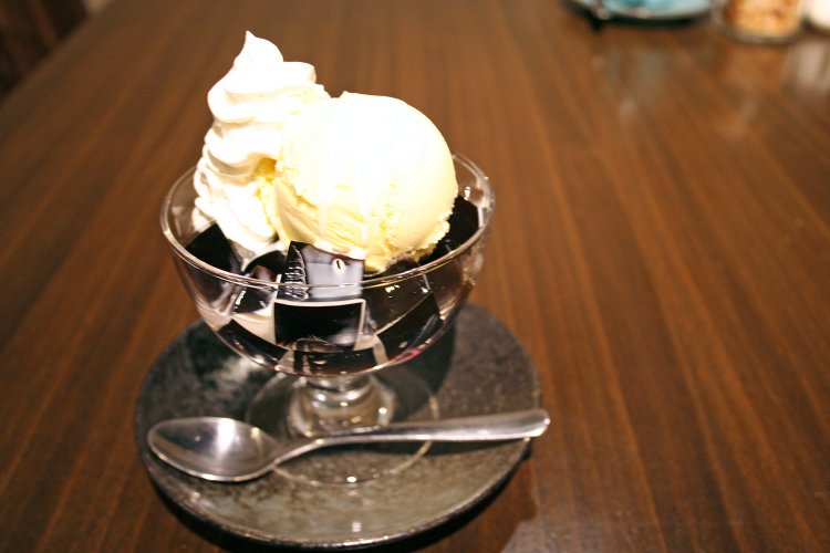上品な甘さで喉ごしのいい自家製コーヒーゼリー バニラアイスクリーム添え660円。