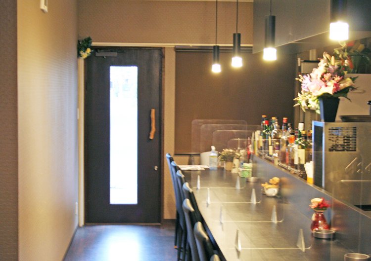 神谷さん夫妻と会話が弾むカウンターは9席。テーブル席もある。