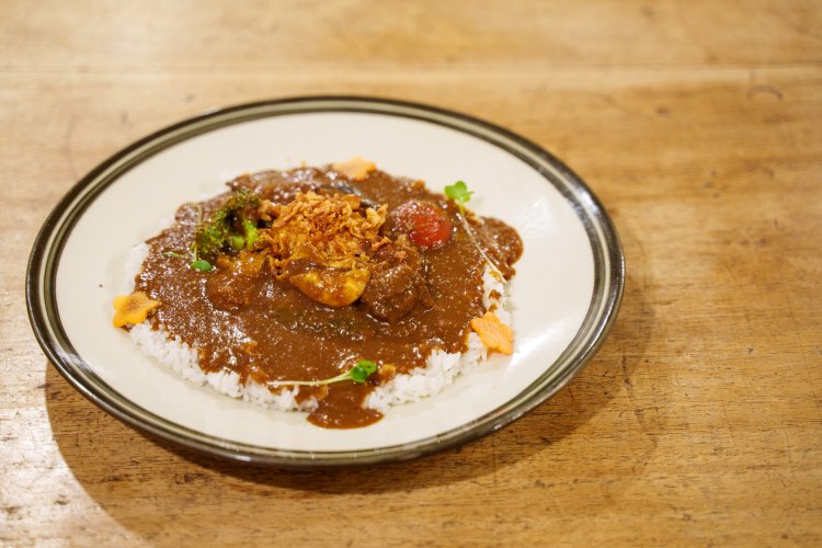 チキン、ビーフ、野菜、ゆで卵がのったスペシャルカレー1300円。