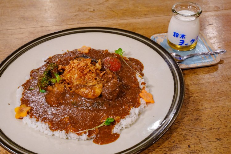 チキン、ビーフ、野菜、ゆで卵がのったスペシャルカレー1300円。