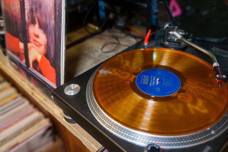 店内のレコードプレーヤーからは、幅広いジャンルの音楽が流れる。