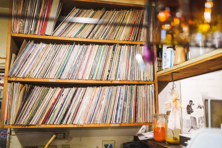 カウンター席に座ると、奥の棚にはびっしりと並べられたレコードが目に入る。これらは音楽好きの西村さんが集めたもの。