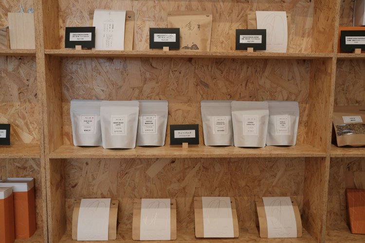 台湾コーヒーに加えて厳選の台湾茶も販売。