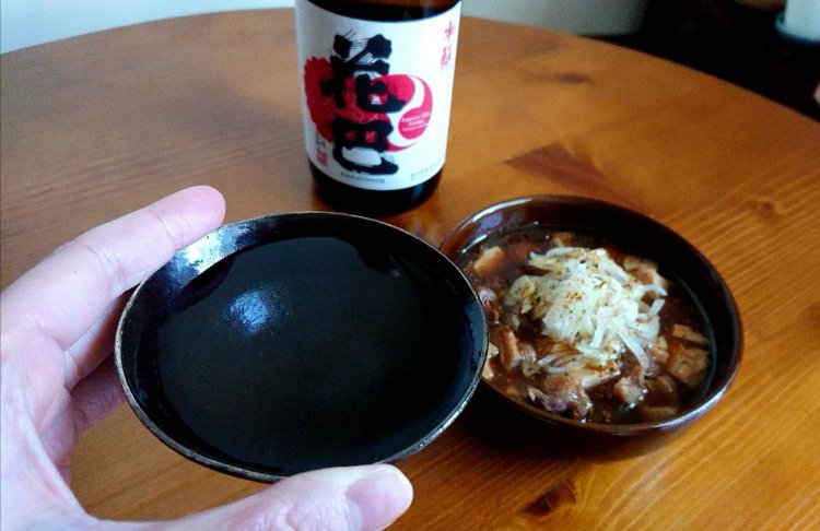 鴨豆腐の煮込みに「花巴 水酛純米 火入れ酒」 〜酒を飲めば酒蔵や造り手の様子がわかる!? 全てを受け入れる微生物の話〜