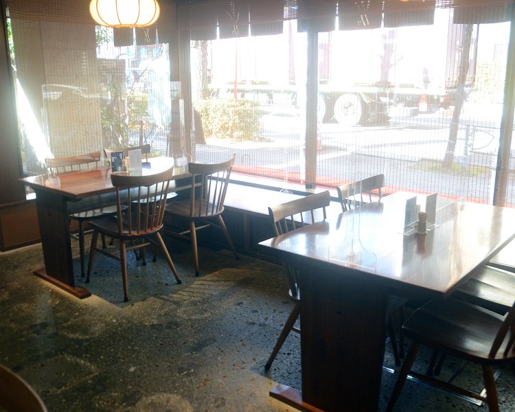 オープンな雰囲気の1階席。平日にはバイキング形式のランチも行っているため、開店早々から席が埋まっていく。