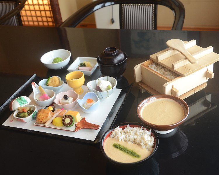 これが人気の十六々彩膳3300円。