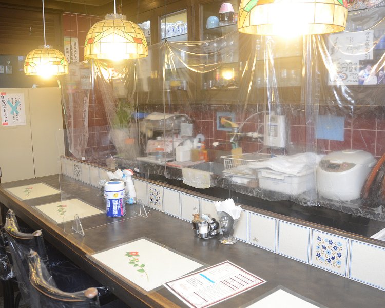 店内はカウンター席とテーブル席で合わせて16席ほど。カウンター席側はコロナ対策として一定間隔を開けての着席となっている。