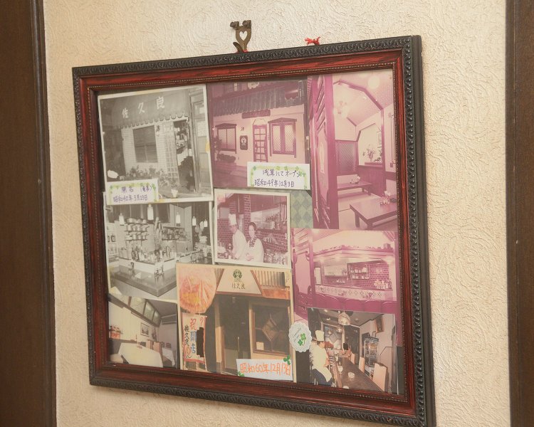 お店の歴史がわかる記念写真たち。先代のシェフも映っている貴重なものに。
