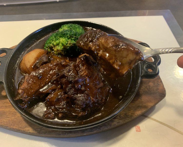 スプーンで牛肉をすくってみると……コラーゲンタップリの牛肉が！長時間煮込んだ効果で牛肉は余分な脂がなくなりトロットロ！