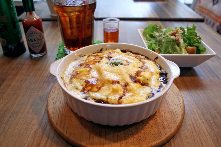 トロトロ卵のオムドリア。平日はサラダ、コーヒーまたは紅茶が付いて1100円。