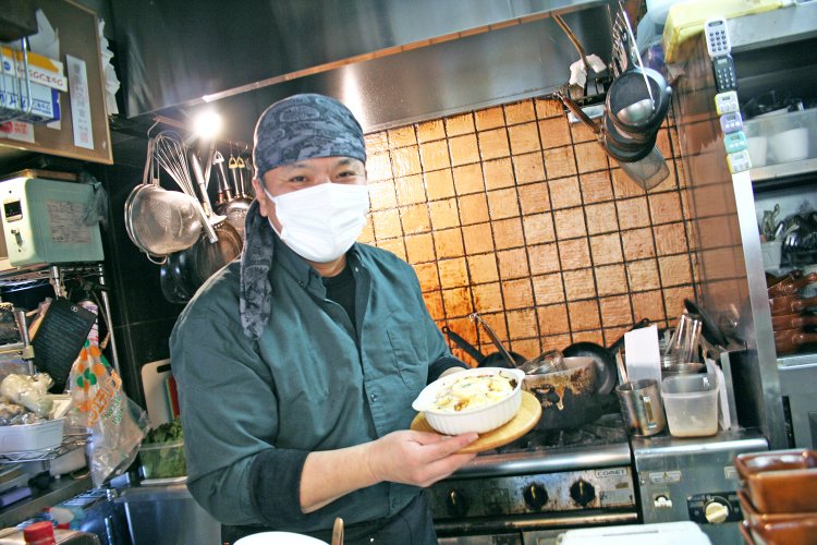 厨房で軽快な動きを見せてくれる康弘さん。軽快すぎてカメラが追いつきませんでした（泣）