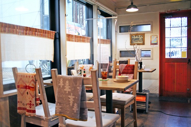 こぢんまりとして温かみのある店内に鈴木夫妻の笑顔のシャワー。「記念日だからパンナコッタ行こう」って思わせてくれる。