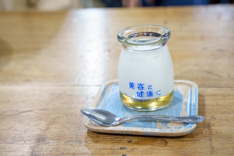 はちみつがけヨーグルトはカレーとセットで＋200円。レトロな器もかわいい。