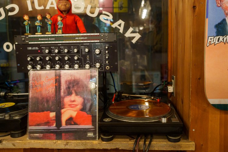 ヴィンテージのレコードプレーヤー、こだわりのスピーカーが心地良いサウンドを奏でる。
