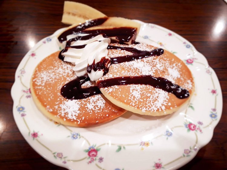 チョコバナナホットケーキ（コーヒー付き）850円。昔ながらの硬めの生地。