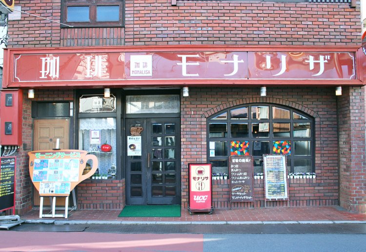 細い路地からちょっと広めの道路に出ると目の前。