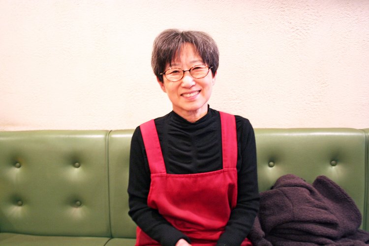 優しい笑顔のママ・信栄さん。ご実家でお手伝いをしていた頃と合わせると、約50年喫茶店で働いているそう。
