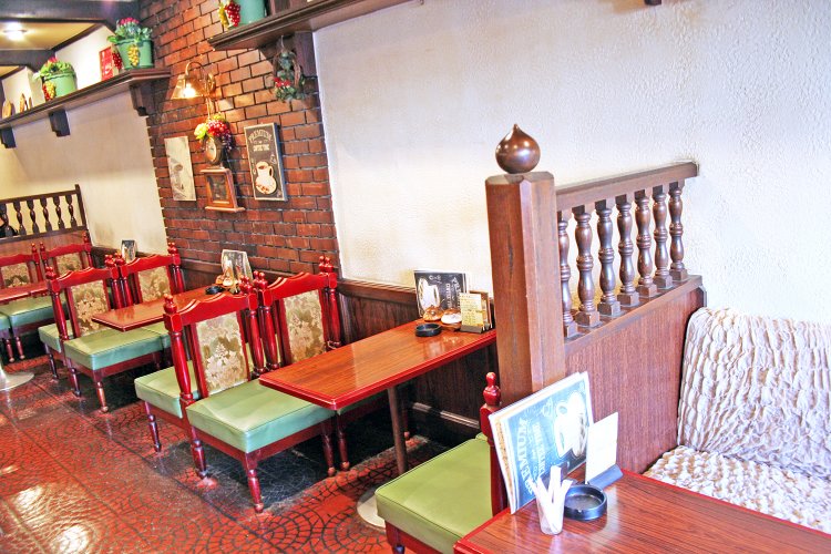 調度品は刳物（くりもの）と呼ばれる木工の技法で作られている。