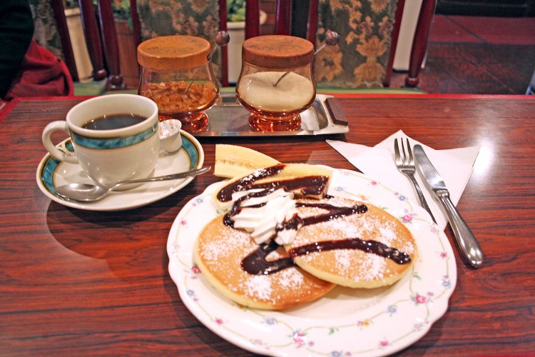 チョコバナナホットケーキ（コーヒー付き）850円。