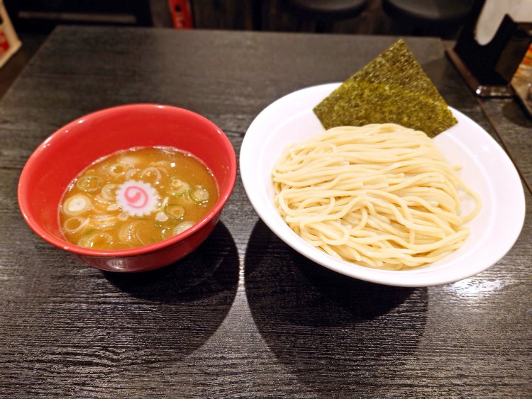 つけ麺850円。並盛で麺量は茹で後600gとボリューム満点。やや黄色い玉子色でつやつやなめらか。すすり心地がいい麺だ。