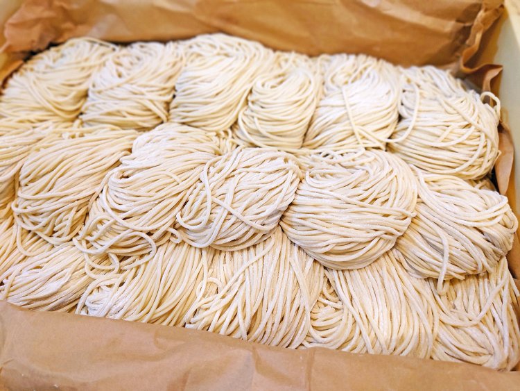 麺はラーメンと兼用。店舗で打っていた自家製麺が今はセントラルキッチンで進化し続ける。