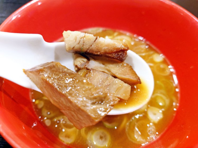 ネギとナルトが浮かんだスープの底からゴロッとしたチャーシュー。