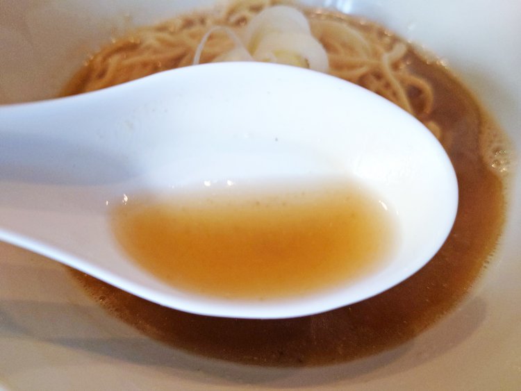 煮干し粉がキラキラ光るスープ。上品だが旨味はしっかり。