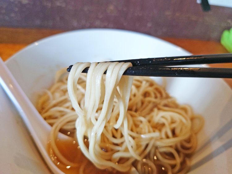 ポキポキの低加水麺が煮干しスープによくなじむ。