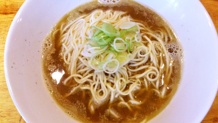 約10年前、赤羽店で食べた中華そば。煮干しの美味しさにハマり始めた頃。具はネギだけ、その潔さがいい。