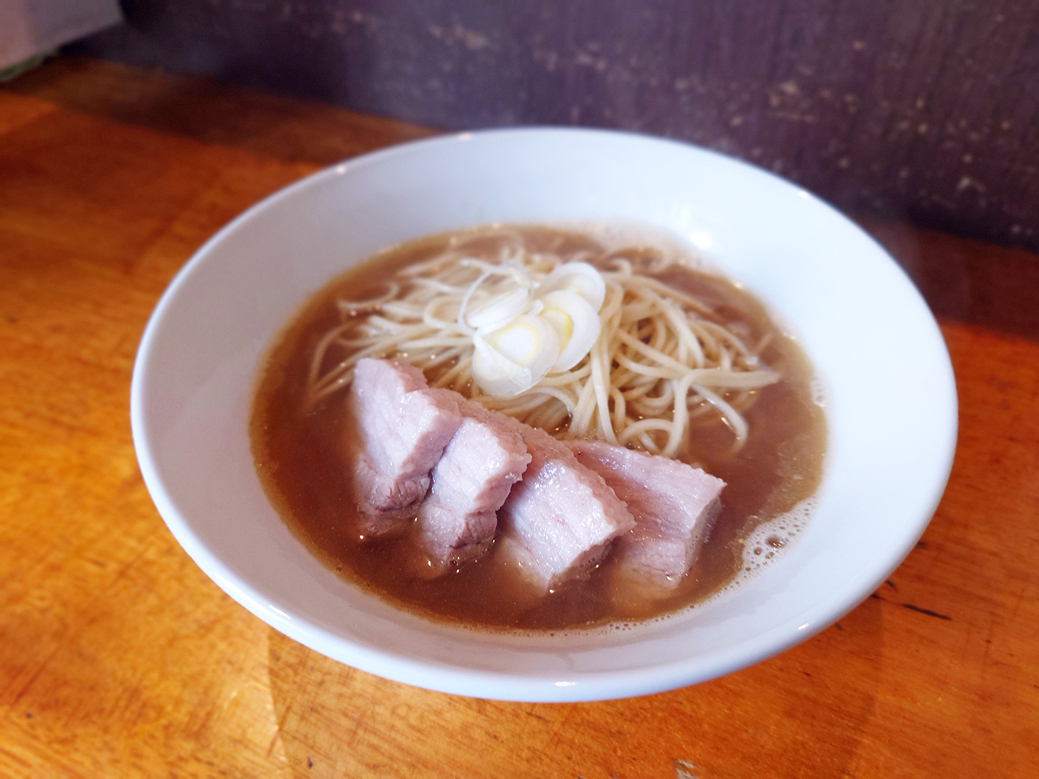 伯父や父の味を世界に広める赤羽『自家製麺 伊藤』。ネギのみの
