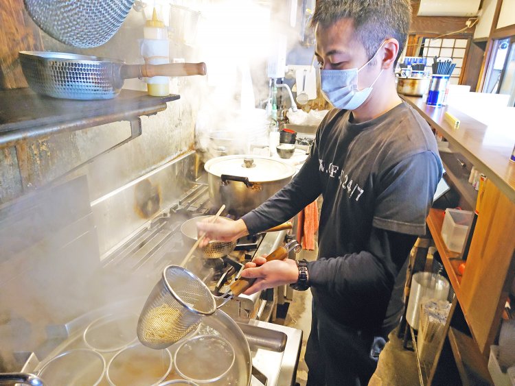 店主は伊藤家の次男。由緒正しき煮干し中華そばのサラブレッドだ。