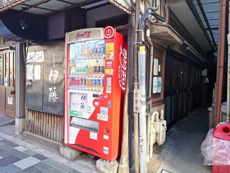 赤羽駅東口から徒歩1分。「親父の店が駅から遠くて、お客様が難儀しているという声があって」駅近にしたそう。