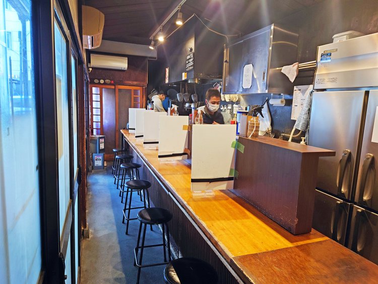 カウンター8席。席の後ろが狭いので、通れない時はいったん外に出て奥の戸を開けて入ることができる。