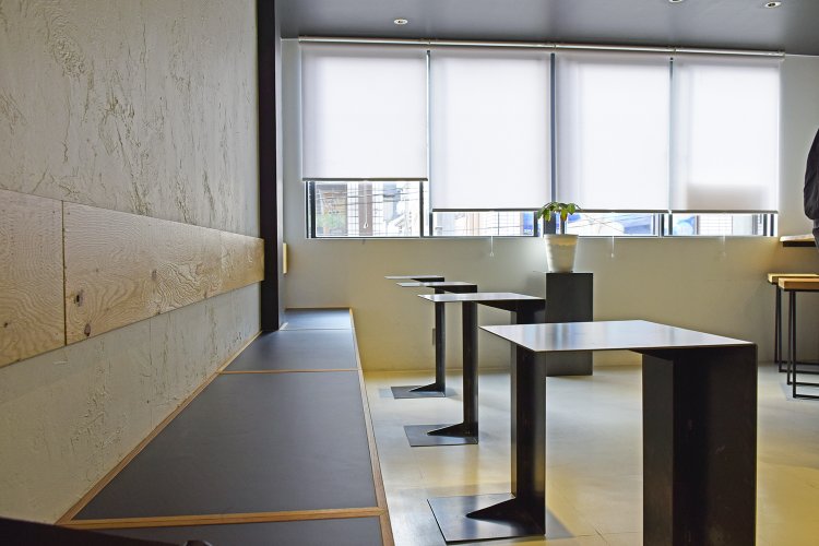 静かにコーヒーが楽しめる、ゆったりと余白をとった落ち着いた雰囲気のスタイリッシュな店内。