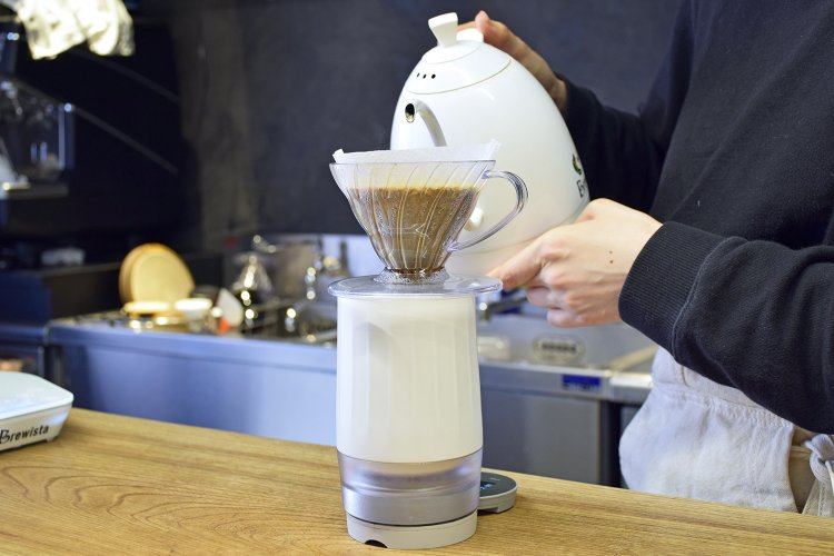 粕谷氏考案のハンドドリップの方法「4:6メソッド」で、注文ごとに丁寧に淹れる。