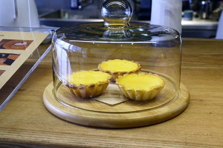 香港エッグタルト330円。コーヒーとの相性もばっちり。 