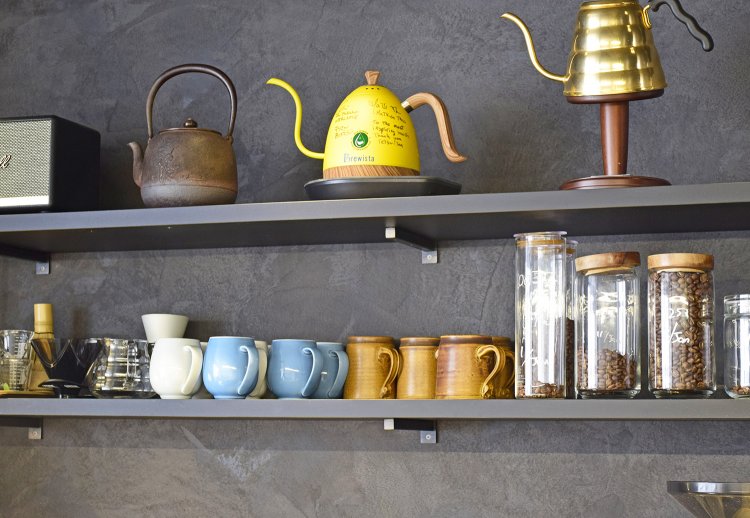 有田焼のカップ（左）と笠間焼のカップ（右）を、コーヒーによって使い分ける。