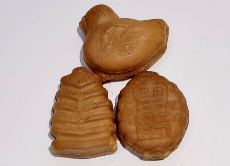 ぷっくりとユーモラスな3種類の人形焼。写真提供＝三鳩堂