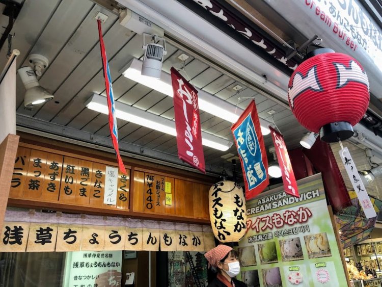 『浅草ちょうちんもなか』の外観。