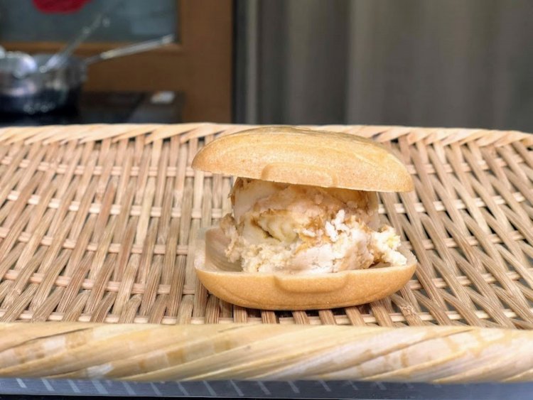 アイスもなか・きなこ500円。ざるの上に置いてくれるのも風情があっていい。